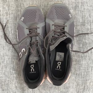 On Running Cloudflow running shoes. Size 9.5. Only worn twice. Great shape!